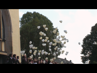 Luftballons zur Hochzeit steigen lassen Aufstieg der Herzluftballons zur Hochzeitsfeier
